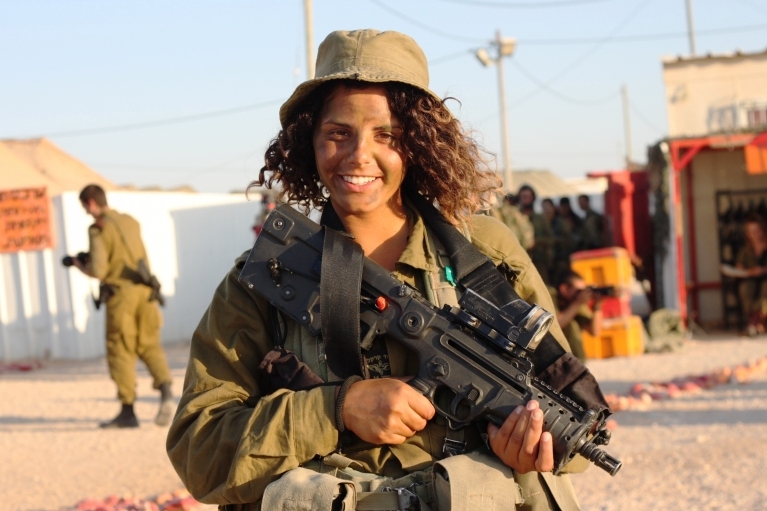Pictures of Israeli Female Soldiers.